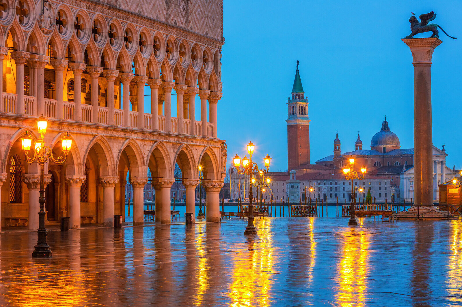 St Marks Square In Venice at Night CANVAS WALL ART PRINT PICTURE ARTWORK