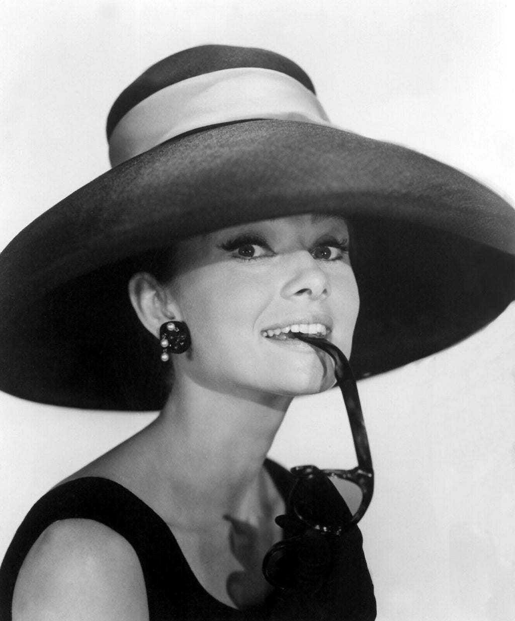 Audrey Hepburn With Sunglasses Black & White Canvas Wall Art Picture Print